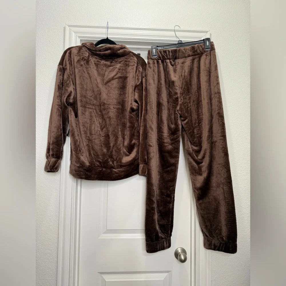 Love Poem velvety soft velour jogger set in chocolate rich brown Sz‎ Med